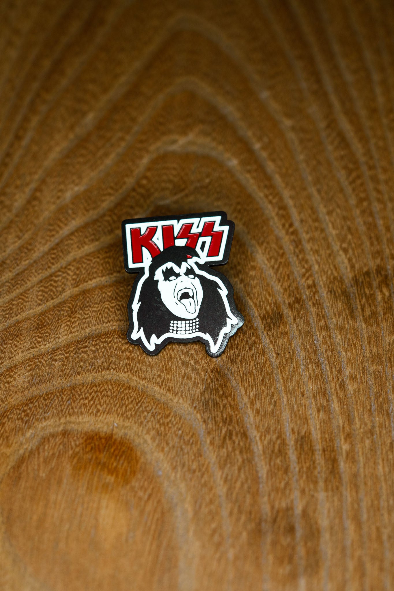 Pin "KISS"